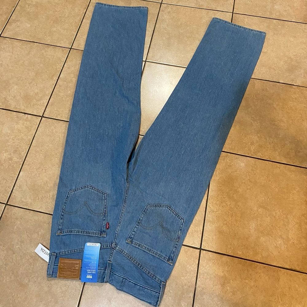 NWT Aritzia Levi’s - High Loose Jeans